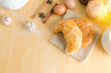 Kruvasan ve bekery maddeler üzerinde ahşap tabl doz kadar kapatın