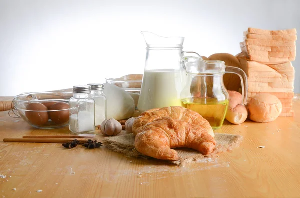 베이커리 우유 달걀 소금 설탕 밀가루 빵과 나무 테이블에 찬 — 스톡 사진