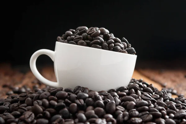 Primer plano de café tostado oscuro en taza de cerámica blanca o — Foto de Stock