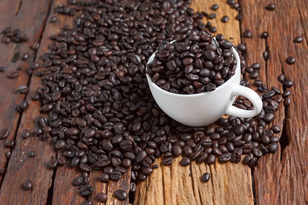 Primer plano de café tostado oscuro en taza de cerámica blanca o — Foto de Stock