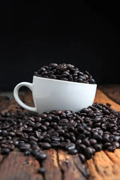 Primer plano de café tostado oscuro en taza de cerámica blanca o — Foto de Stock