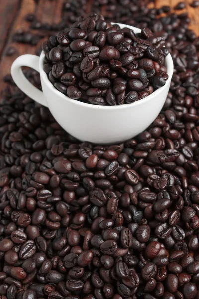 Primer plano de café tostado oscuro en taza de cerámica blanca o — Foto de Stock