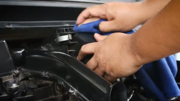 Mãos de homem usando tecido azul micro fibra para limpar o motor do carro — Vídeo de Stock