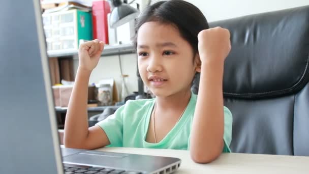 Close up tiro de menina asiática usando computador portátil — Vídeo de Stock