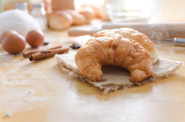 Kruvasan ve bekery maddeler üzerinde ahşap tabl doz kadar kapatın