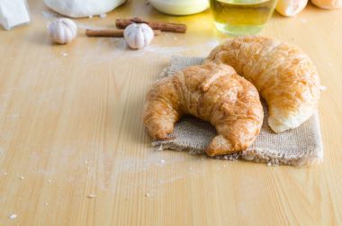 Kruvasan ve bekery maddeler üzerinde ahşap tabl doz kadar kapatın