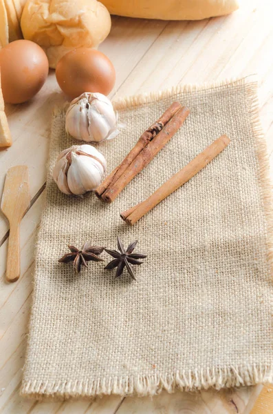 Anise canela e alho sobre pano de saco de cânhamo para padaria Ingredien — Fotografia de Stock