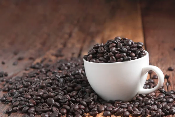 Primer plano de café tostado oscuro en taza de cerámica blanca o — Foto de Stock