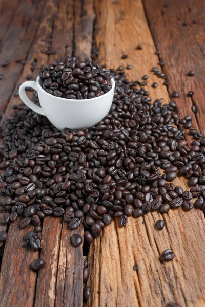 Primer plano de café tostado oscuro en taza de cerámica blanca o — Foto de Stock