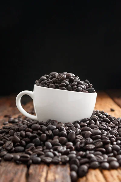 Primer plano de café tostado oscuro en taza de cerámica blanca o — Foto de Stock