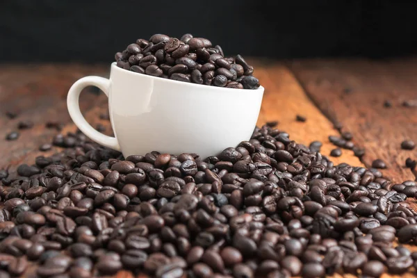 Primer plano de café tostado oscuro en taza de cerámica blanca o — Foto de Stock