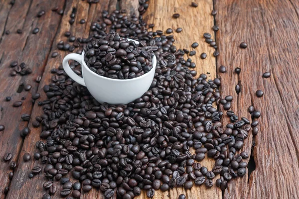 Primer plano de café tostado oscuro en taza de cerámica blanca o — Foto de Stock