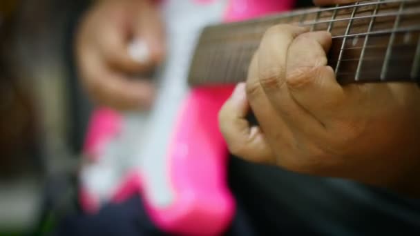 Handen van man-gitarist electrict gitaar solo met snelheid plukken technic ondiepe scherptediepte — Stockvideo