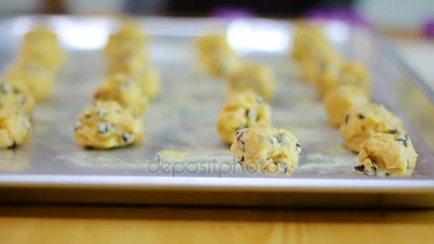 Maman et les mains de l'enfant préparent et arrangent la pâte à biscuits avant le processus de cuisson — Video