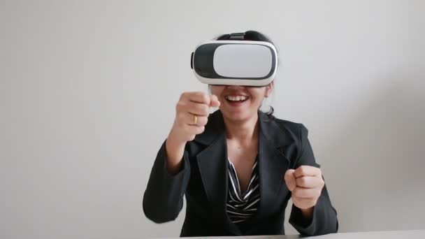 Business kvinna använda virtual reality-glasögon — Stockvideo