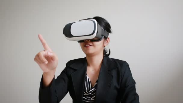 Donna d'affari Utilizzando occhiali realtà virtuale — Video Stock