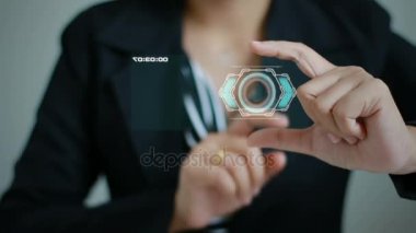  İş analytict kavramı için akıllı aygıt ve fütüristik için ekran hologram teknolojisi ve kullanıcı arabirimini kullanarak iş kadını elinde