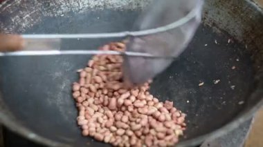 Shot kavrulmuş fıstık bir eski demir tava kırsal yaşam tarzı yukarı kapatın