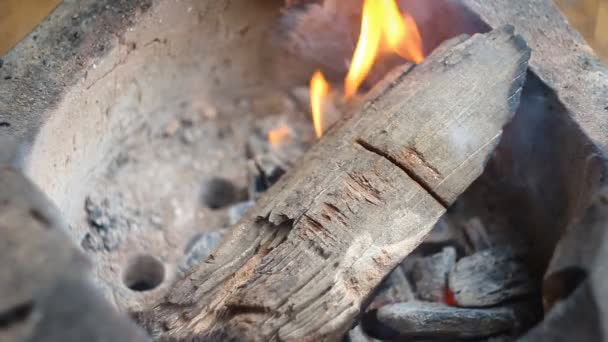 古いビンテージ オーブン農村生活の木の燃える火します。 — ストック動画