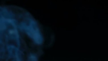 Duman bulanıklık ve tahıl ile koyu arka plan üzerine akan