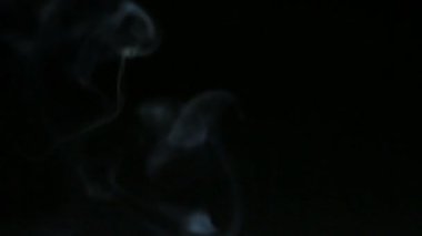 Duman bulanıklık ve tahıl ile koyu arka plan üzerine akan