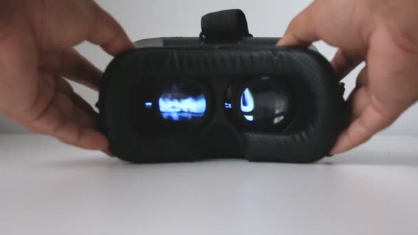 Τα χέρια του ανθρώπου που κινείται γυαλιά εικονικής πραγματικότητας Vr — Αρχείο Βίντεο
