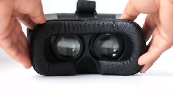 Manos del hombre moviendo gafas VR realidad virtual — Vídeos de Stock