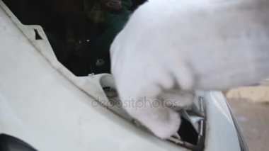 Adam machanic motosiklet ortam ses ile onarmak için nem sprey kullanarak atış eller yukarı kapatın