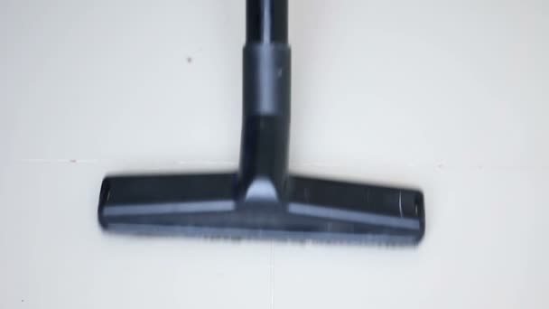 Close up aspirador de pó tiro limpeza do chão com som ambiente — Vídeo de Stock