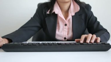 Tipik klavye ve fare ile ortam ses kullanarak kadının elleri