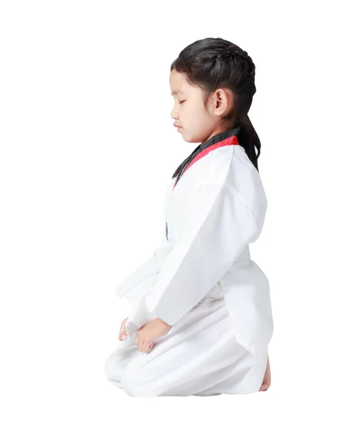 Asiática niña es sentado para la concentración en taekwondo unif — Foto de Stock
