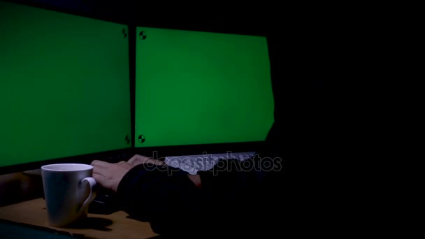 Hackaren använder datorns grön skärm med spårning markör — Stockvideo