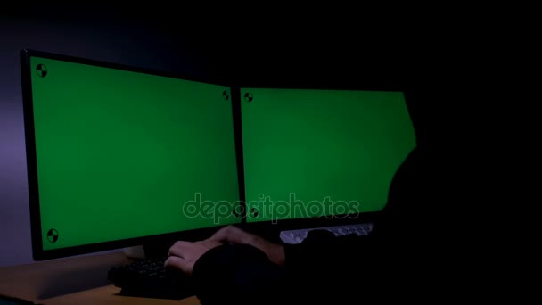 Hacker met behulp van groene computerscherm met het volgen van de markering — Stockvideo