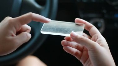 Shot eller futuristik siber teknoloji kavramı için arabada açık cam akıllı telefon kullanan kadın kapatmak