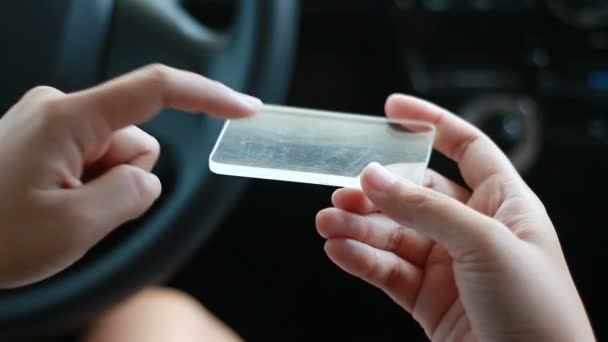 Закройте руки женщины, используя прозрачный стеклянный смартфон в автомобиле для футуристической концепции кибертехнологий — стоковое видео