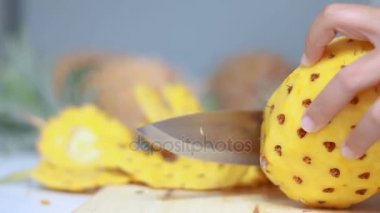 Kesme ve olgun ananas sığ derinlik-in tarla ortam ses ile soyulması için mutfak bıçağıyla kadınların shot eller yukarı kapatın