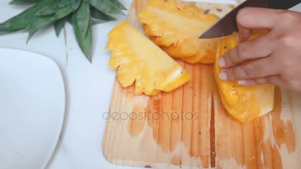 Z bliska strzał ręce kobiety za pomocą noża do cięcia i usunąć dot dojrzały ananas płytkiej głębi ostrości z dźwięków otoczenia — Wideo stockowe