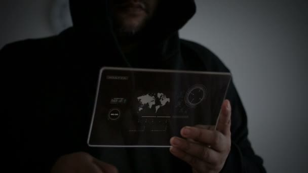 Хакер показывает руку и палец с темным тоном и концепцией зернового процесса для футуристической кибер-технологии преступника — стоковое видео