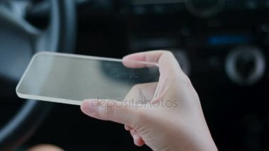  Shot eller futuristik siber teknoloji kavramı için arabada açık cam akıllı telefon kullanan kadın kapatmak