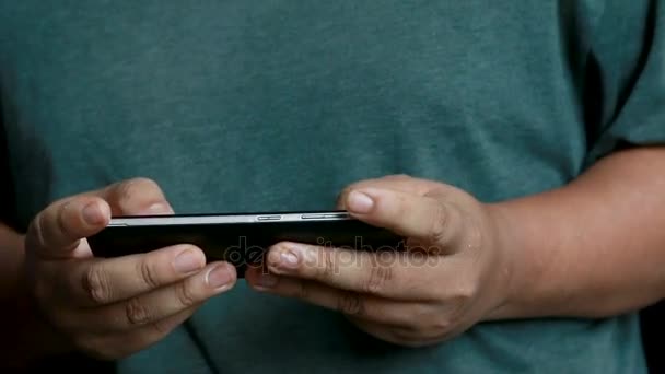 Detailní záběr záběr rukou člověka usine mobilní chytrý telefon — Stock video