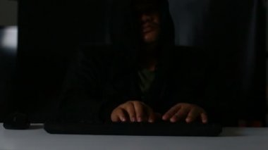 Siber teknoloji suç kavramı koyu tonu ve işlenmiş tahıl için klavye yazarak hacker