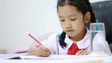 Asyalı küçük kız Tay anaokulu öğrencisi üniformalı ev işi yakın atış