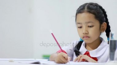 Asyalı küçük kız Tay anaokulu öğrencisi üniformalı ev işi yakın atış