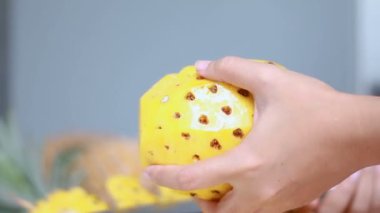 Kesme ve olgun ananas sığ derinlik-in tarla soyulması için mutfak bıçağıyla kadınların shot eller yukarı kapatın