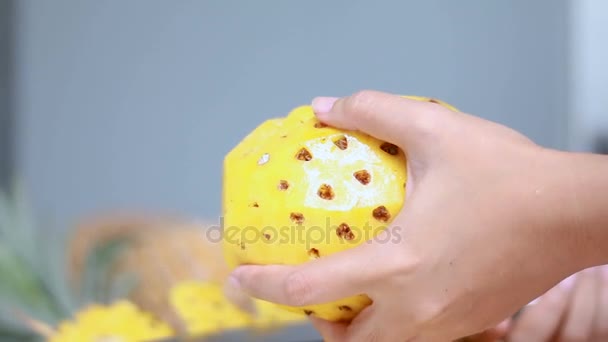 Primo piano colpo mani delle donne utilizzando coltello da cucina per tagliare e pelare l'ananas maturo superficiale profondità di campo — Video Stock