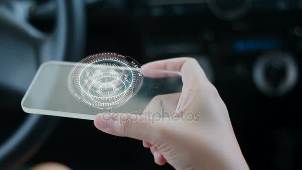 Закройте руки женщины, используя прозрачный стеклянный смартфон в машине с интерфейсом HUD для футуристической концепции кибертехнологий — стоковое видео
