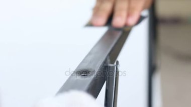 Renk boya ile ortam ses sığ derinlik-in tarla hazırlığı siyah paslanmaz çelik parlatma için zımpara kullanarak teknisyeni shot eller yukarı kapatın