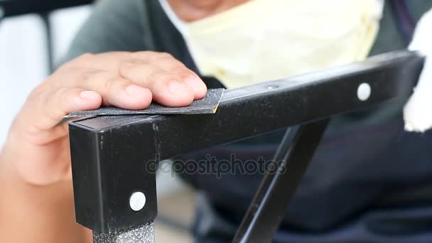 Nära upp skott händerna på tekniker som använder sandpapper till till polering svart rostfritt stål förbereder för färg färg med omgivande ljud kort skärpedjup — Stockvideo