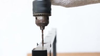 Siyah paslanmaz çelik ortam ses sığ derinlik-in tarla ile delme için elektrikli matkap kullanarak teknisyeni shot eller yukarı kapatın