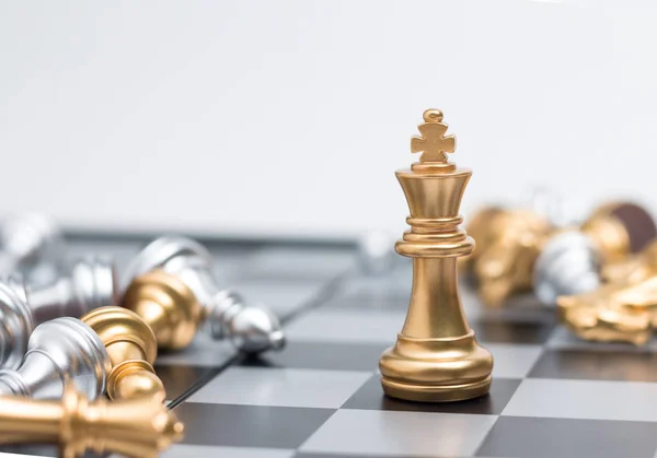 Gold Chess on chess board game for business metaphor leadership — Stock Photo, Image